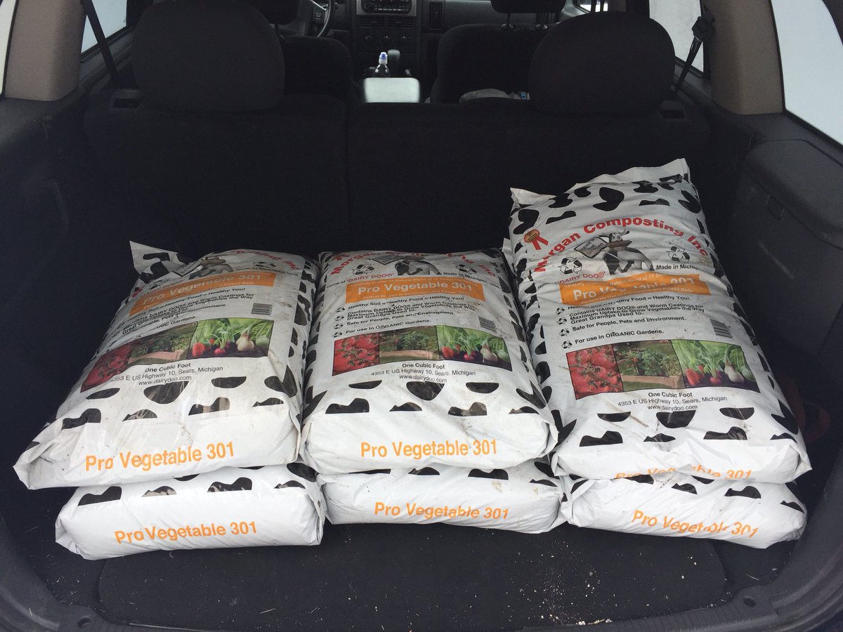 LaboratoriesC's tweet image. Getting ready to pot up my 8 little ladies! Shout out to H&amp;amp;H Excavating in Baldwin MI great people great prices and now carry smoking tomatoes soil! Might have to give it a try next run!! #cannabis #michigangrower #autoflower #fastbudsseeds
