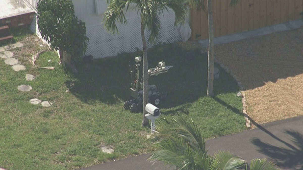 WATCH LIVE: Bomb squad called after pressure cooker found in Plantation yard bit.ly/2H8ozFa?utm_so… https://t.co/sEx8UIwph0