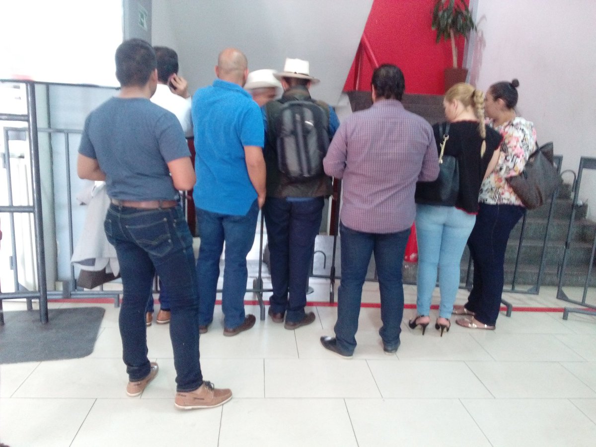 En el evento del <a href="/PRI_Jalisco_/">Comité PRI Jalisco</a>  con <a href="/micasrey/">Miguel Castro</a> y <a href="/JoseAMeadeK/">José Antonio Meade🇲🇽</a> sólo se deja pasar a algunas personas, ni a los reporteros dejaron entrar, a pesar de que invitaron a los medios de comunicación al dizque evento "público". #Elecciones2018 #Campañas2018