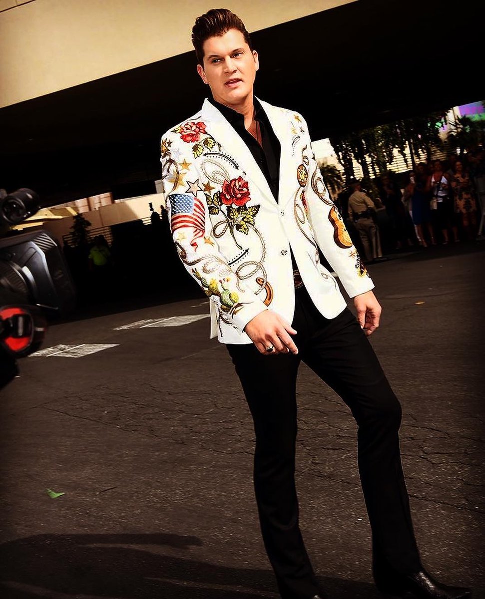 JonPardi's tweet photo. Had a great time at the #ACMawards Thanks to all the fans and thanks to my team for making it all happen. Most importantly this year, a big thank you to @OfficialJackson! Proud to be a part of the country music community! https://t.co/dpibujdCsA