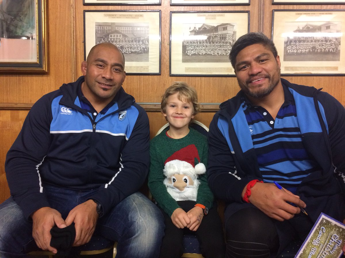 <a href="/cardiff_blues/">Cardiff Blues</a> <a href="/SectionPaloise/">Section Paloise Béarn Pyrénées</a> @ERChallengeCup <a href="/WelshRugbyUnion/">Welsh Rugby Union 🏴󠁧󠁢󠁷󠁬󠁳󠁿</a> This is Calon (he’s the one in the middle!).  He’s a massive Blues fan, plays for Llantwit Fadre and is constantly nagging me how and when can he become a mascot.  He cannot wait for THE game this Saturday!
