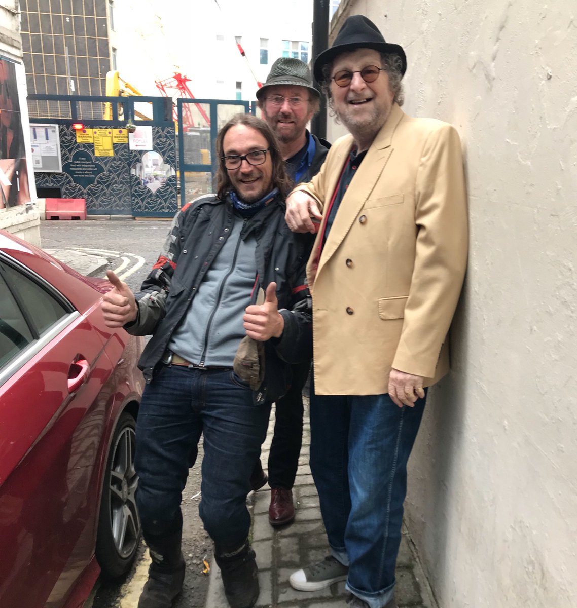 JoolsMoore76's tweet photo. So great to meet @ChasnHodges &amp; Dave before the warm up gig last night. Had a real blast. So much fun! #ChasAndDave https://t.co/aiDjd2FTBG