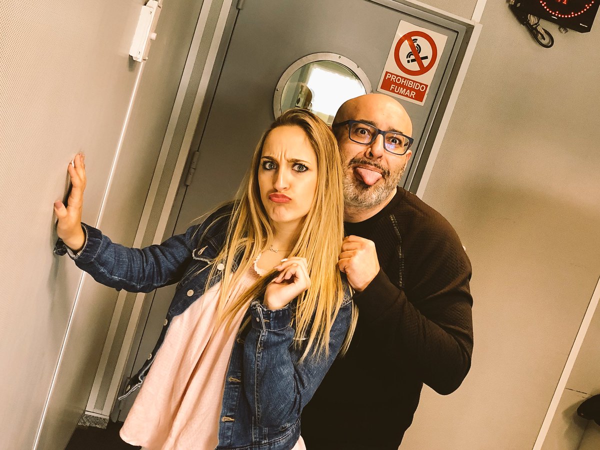 OficialTriana's tweet photo. Os espero mañana en el desayuno de @canalfiesta 📻 con mi tito @ertrivi69 en el #AndaLevantaM17 
No os lo podéis perder...😉😉
@WarnerMusicES @Thatmusic_ 
#DiscoTrianadeAlba 🎶🎤📀
#QuieroSer 🎸🎷🎻🎺 https://t.co/kUHeiuOxVv