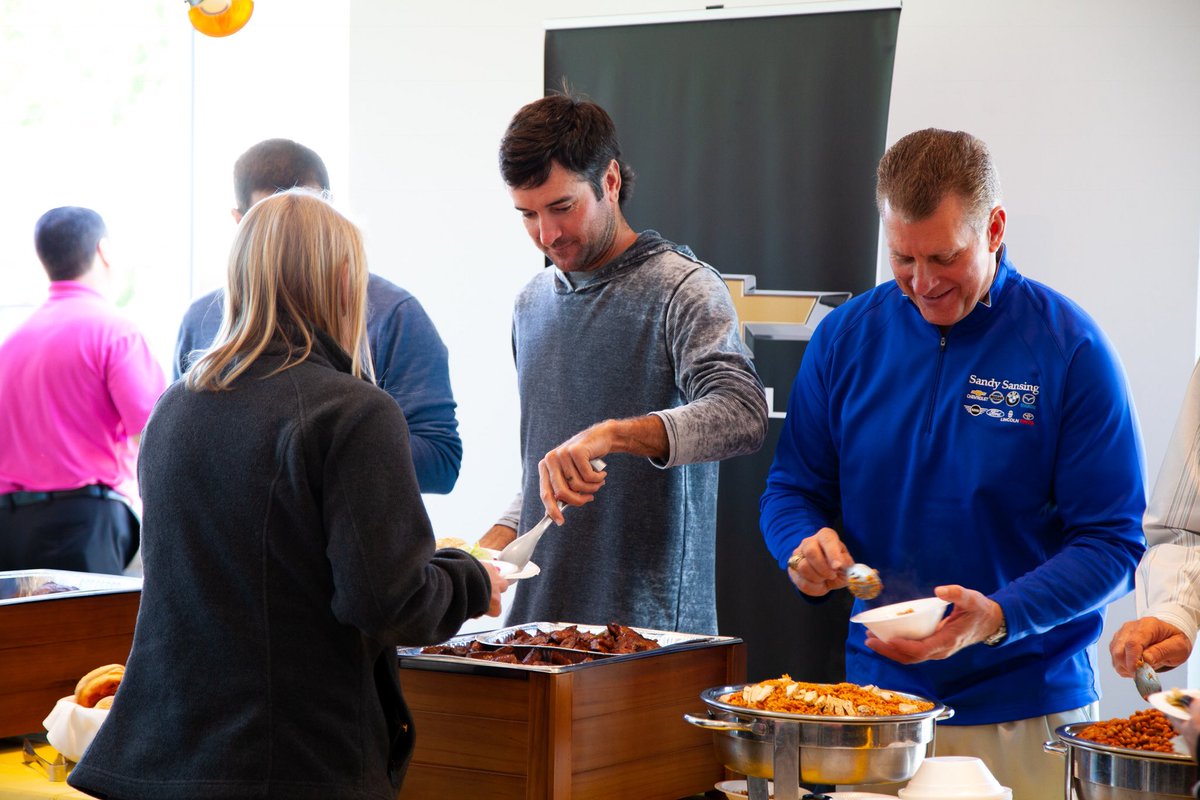 bubbawatson's tweet photo. Employee appreciation day for the entire team at @MiltonChevrolet. Always fun serving lunch to the best team in the business! #SandyAndBubbas https://t.co/p8uvl5FOwJ