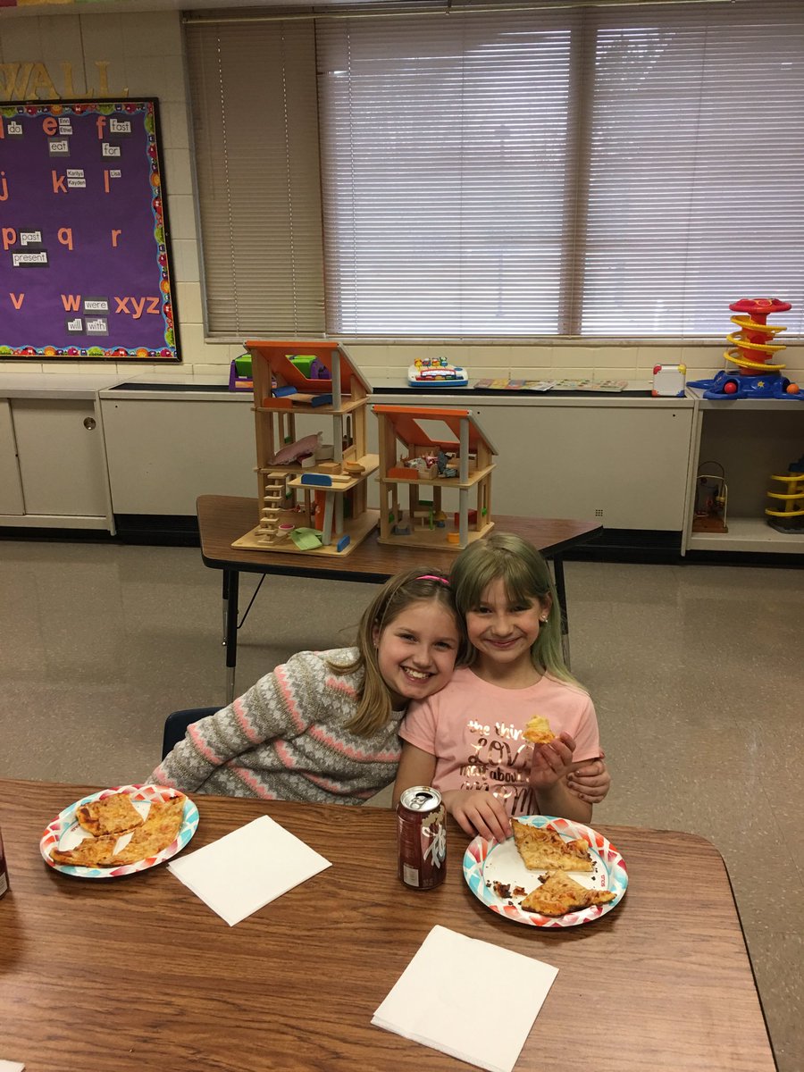 JodiRiester's tweet photo. Pizza with a pal! #allinoxbow #concordpride https://t.co/50YbVOW6T0