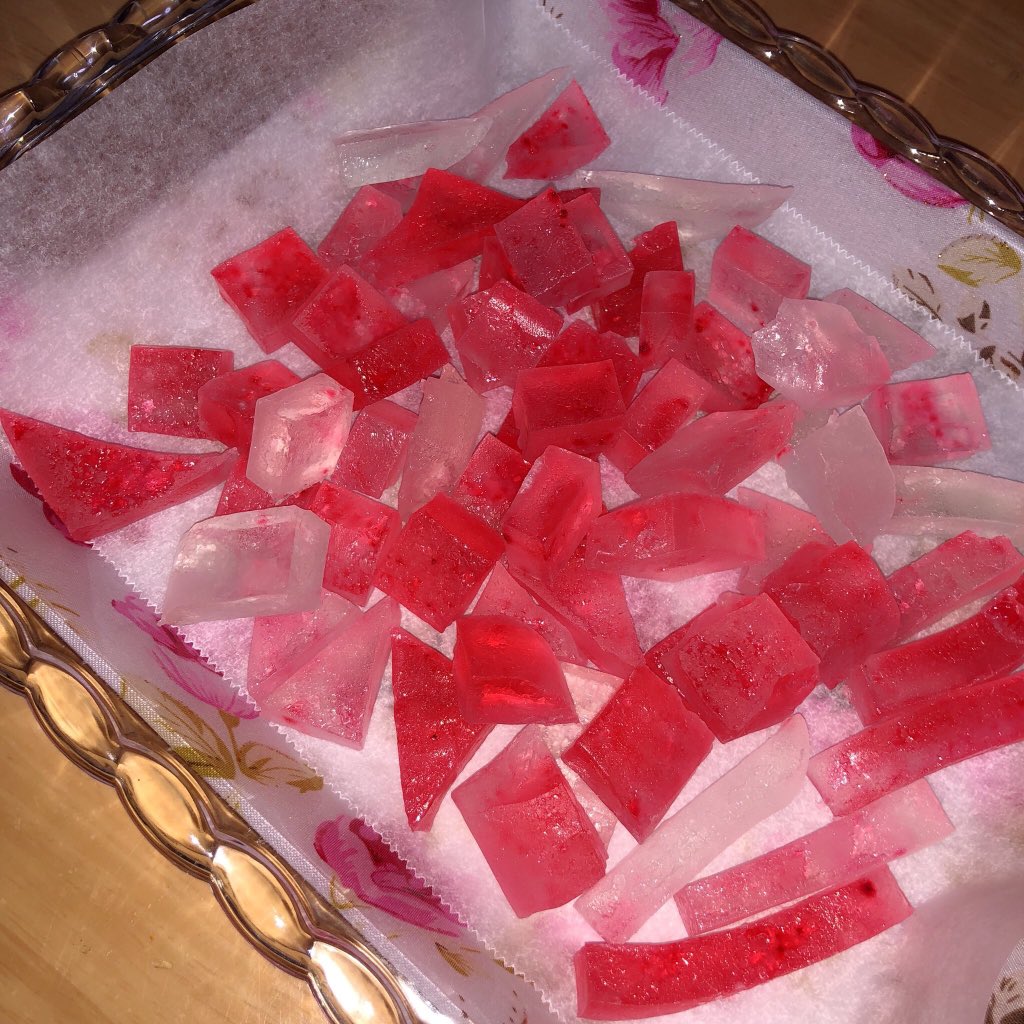 kmayuu281's tweet photo. この前琥珀糖つくったの🤤
(突然ひょっこり現れるおはよう) https://t.co/EbaI9uSk1q