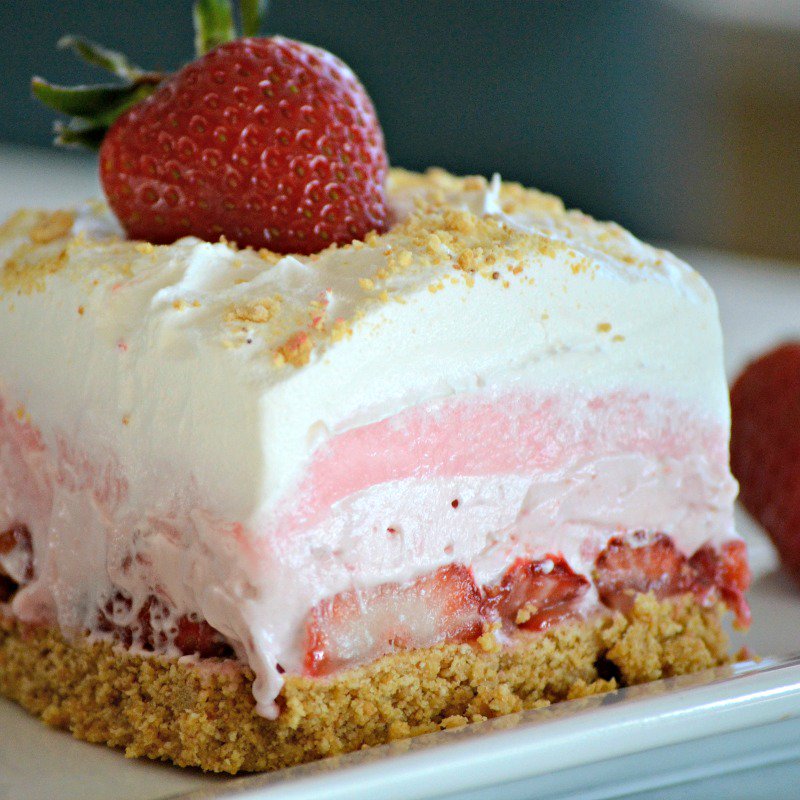 365DaysofBaking's tweet photo. With strawberries coming in season, I'm ALL over these Strawberry Cheesecake Dream Bars! I especially love them because they're NO Bake which is a great thing! https://t.co/kDuGvySuNl #dessert #recipes https://t.co/Zb12qIujdf