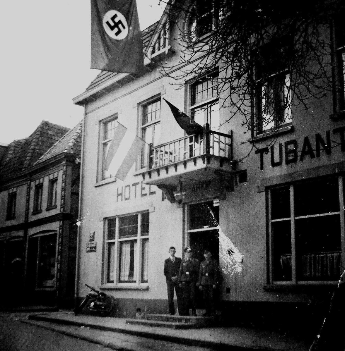 Ootmarsum,4 april 1945.De Nederlandse vlag wappert weer aan het stadhuis,eindelijk bevrijd.Foto 2:  Hotel Tubantia (in 1970 afgebroken,  Rabobank werd op deze plek gebouwd) werd tijdens WOII door de Duitsers bezet. Bron: Entoen.nu <a href="/inenom/">In en Om Ootmarsum</a> #Ootmarsum