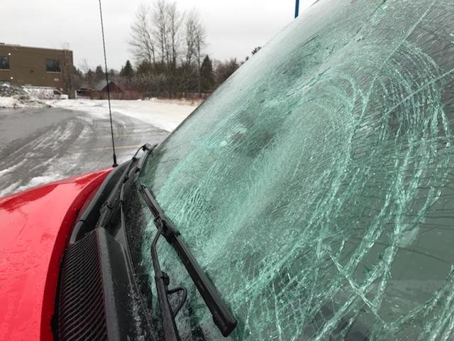 ctvottawa's tweet image. Just in: A sheet of ice fell on Hwy. 417 and smashed this car&apos;s windshield. The driver is uninjured. The ice fell from the Island Park Dr. sign. (viewer photos)