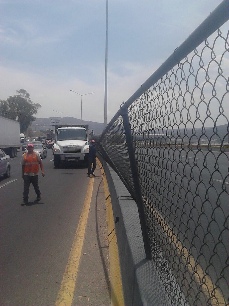 UMOM2018's tweet photo. @Garrita_mia @Trafico_ZMG Personal de @UMOM2018 atendió reporte. 
Reparación de malla metálica, Vallarta y periférico. @SIOPJal @Trafico_ZMG https://t.co/MEuUzbQjBI