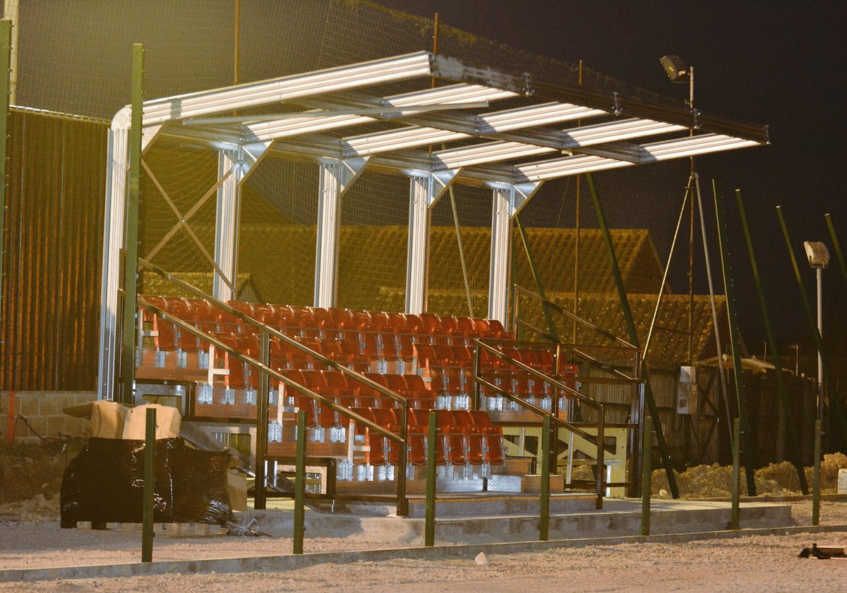 pitchside_bp's tweet photo. Got to the club noticed stand is being put up today will take some daytime shots when it is fully done looking nice though @NMFCTWEETS @needhammktfc @NMAcademy1 #3GPitch #NewStand #Development #NMFC #NeedhamMarketfc @SuffolkFA https://t.co/Jyp4Bg4i36