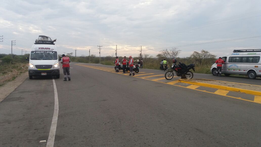 sutranperu's tweet photo. #Piura Esta mañana, estuvimos en el kilómetro 249 de la carretera Piura - Olmos a fin de controlar y sancionar a los vehículos que trasladan personas sin contar con la autorización correspondiente. #DileNoALaInformalidad https://t.co/832tvhY3PL