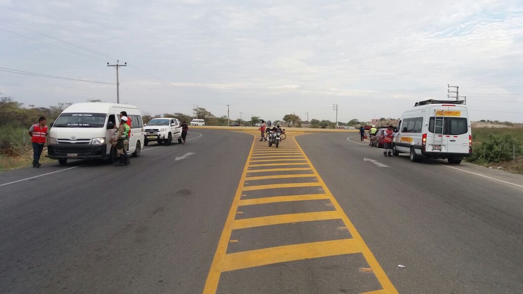 sutranperu's tweet photo. #Piura Esta mañana, estuvimos en el kilómetro 249 de la carretera Piura - Olmos a fin de controlar y sancionar a los vehículos que trasladan personas sin contar con la autorización correspondiente. #DileNoALaInformalidad https://t.co/832tvhY3PL