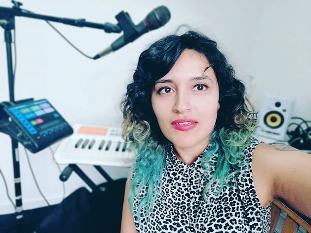 Ahora que mi hermana <a href="/sofialuisa_/">Sofía Luisa</a> está estudiando en otro país nadie me toma fotos 😭😭😭 jajajajaja
Así que su selfie careñoña no más pa avisarles que este Viernes 20 voy a estar tocando mis canciones y compartiendo escenario con <a href="/saltadorcl/">Saltador</a> 🙌✨💚
Va… ift.tt/2vkKrf5