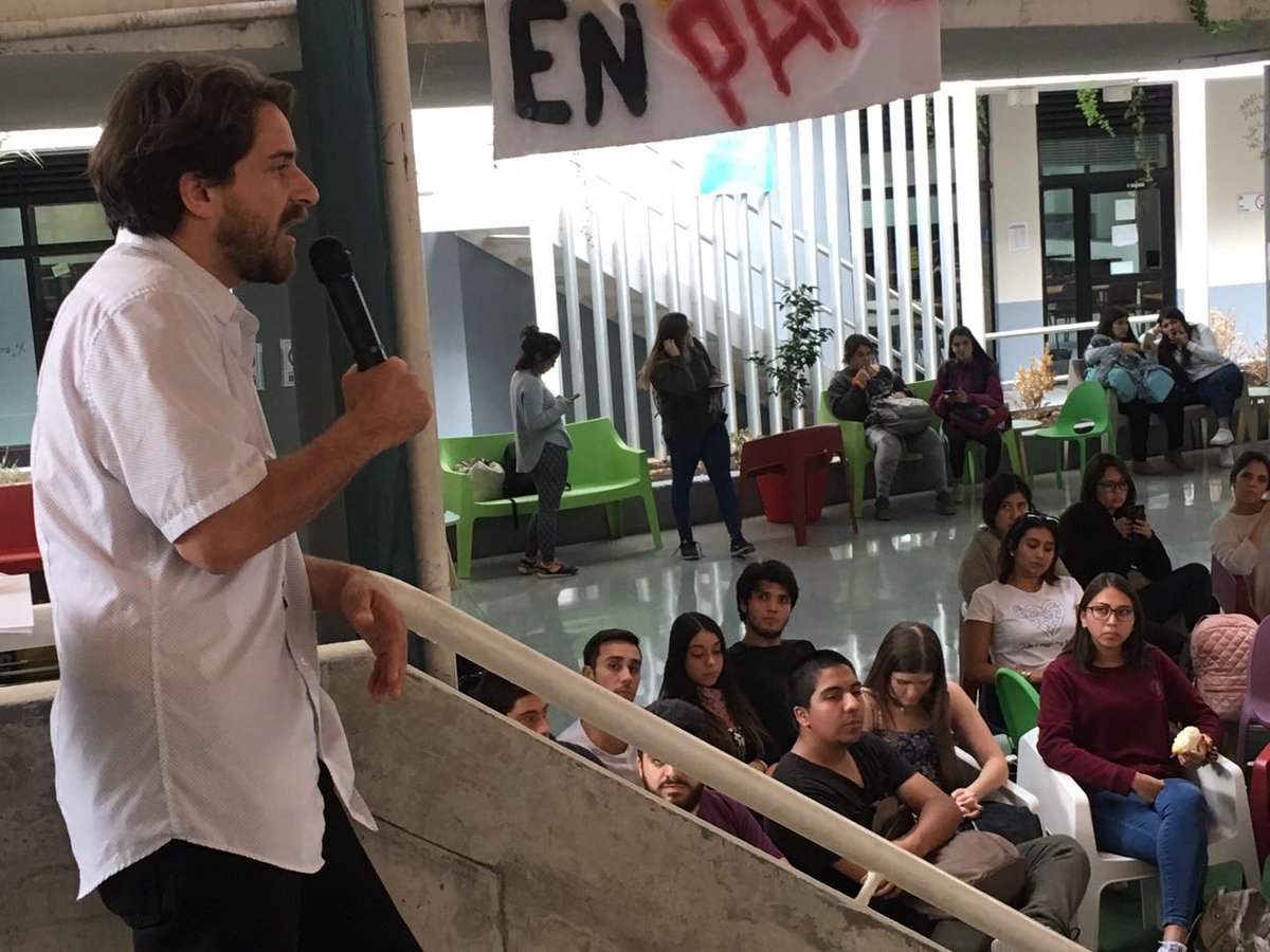 gonzalowinter's tweet photo. L@s alumnos de odontología de la Universidad Mayor llevan 18 días en paro por el altísimo valor de sus arancel. Las autoridades del plantel se han negado a dialogar mientras continúe la movilización. Hoy estuve con ell@s para entregarles todo nuestro apoyo. ✊ https://t.co/qjrdmB1eP8