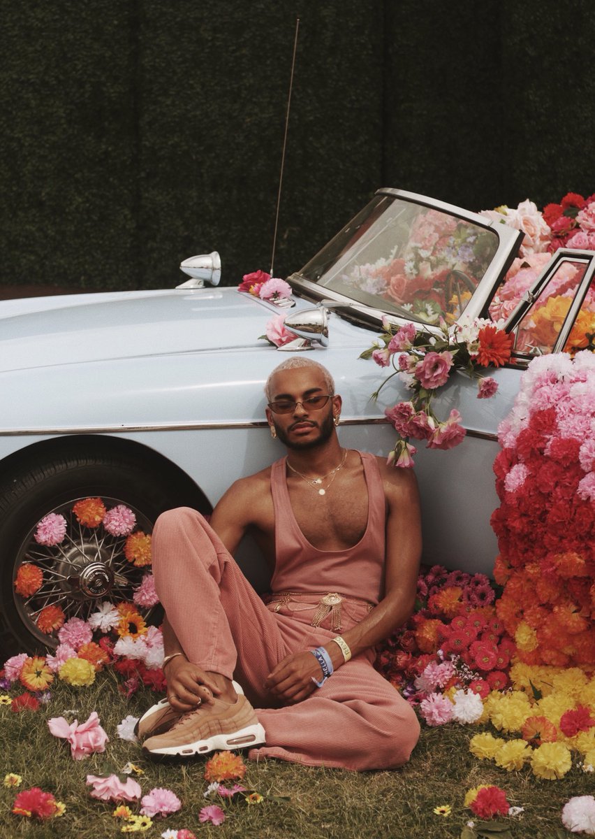 MrFoures's tweet photo. If I was a singer, that would probably be my debut album cover 🌺 https://t.co/DTcqCF4ods