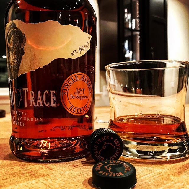 BourbonNut's tweet image. Night 2 of the barrel pick tasting. This Buffalo Trace is top notch! For $25 you will not be disappointed at all. It’s got the light oak of Buffalo Trace but the sweet notes have great vanilla and fruity notes with nice honeysuckle. #buffalotrace #buffal… ift.tt/2qDWw9B