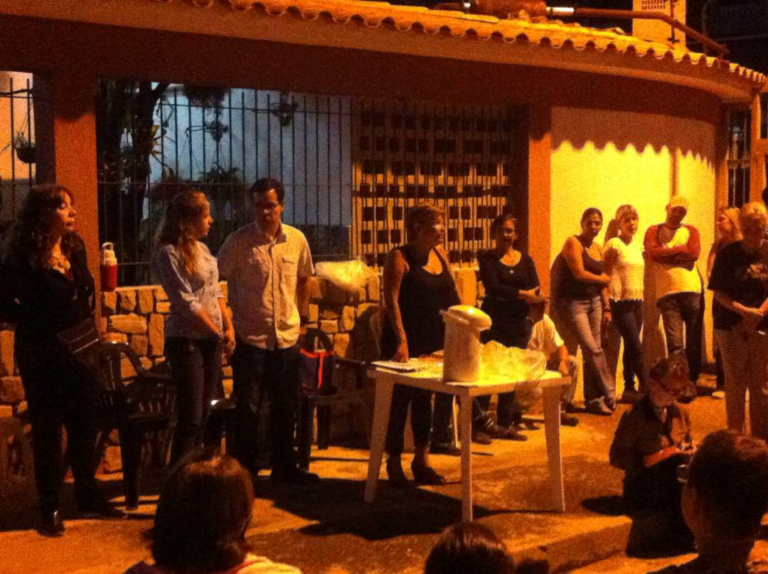 Josebucete's tweet photo. Junto con mi hermana @judithsukerman. Atendimos llamado de vecinos de #Prebo1, una asamblea a casa llena. Demostrando que Valencia no se rinde.
Seguimos al lado de la gente, ejerciendo nuestras funciones y derechos.
Sigamos construyendo #LaMejorValencia. https://t.co/8spf65aqvJ