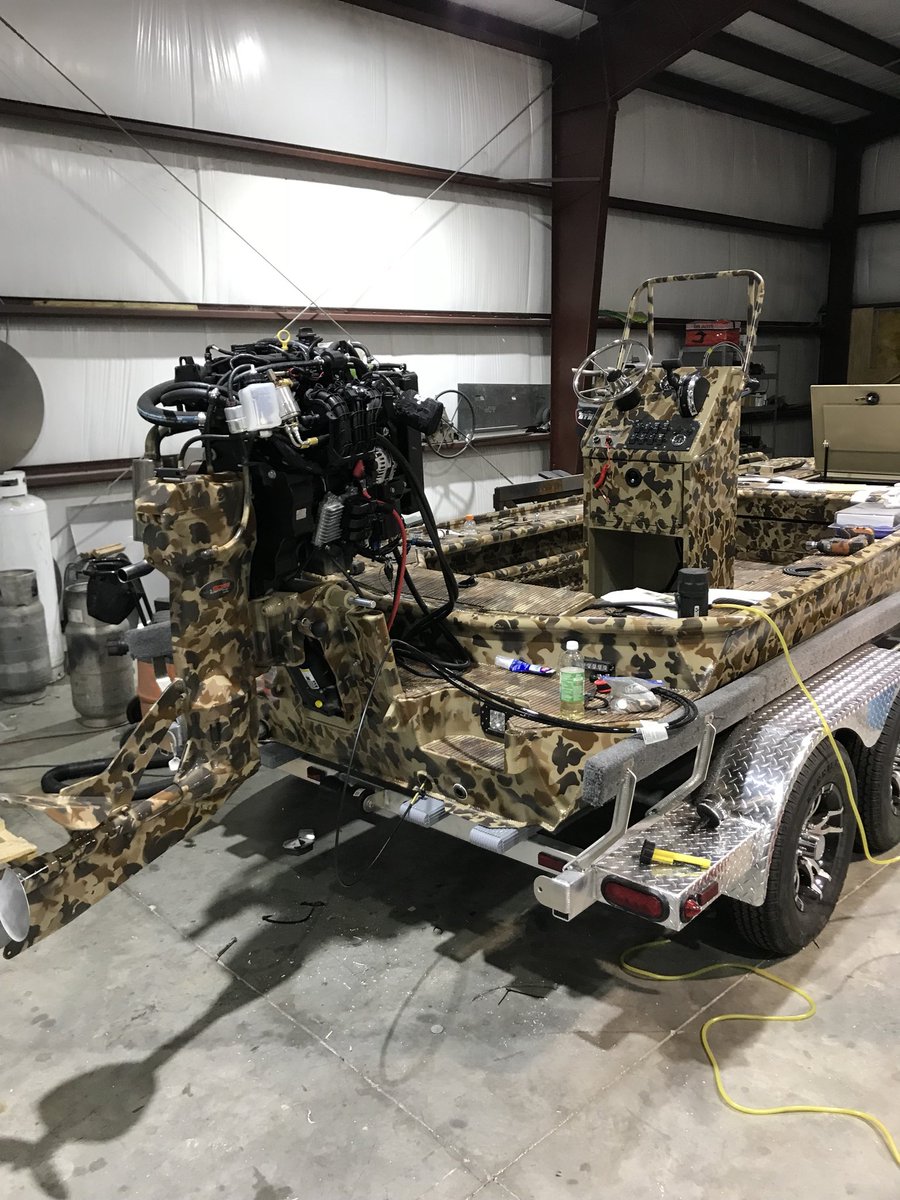 B_Fowler5's tweet photo. That’s a big ass motor. https://t.co/KywGr0w0Uq