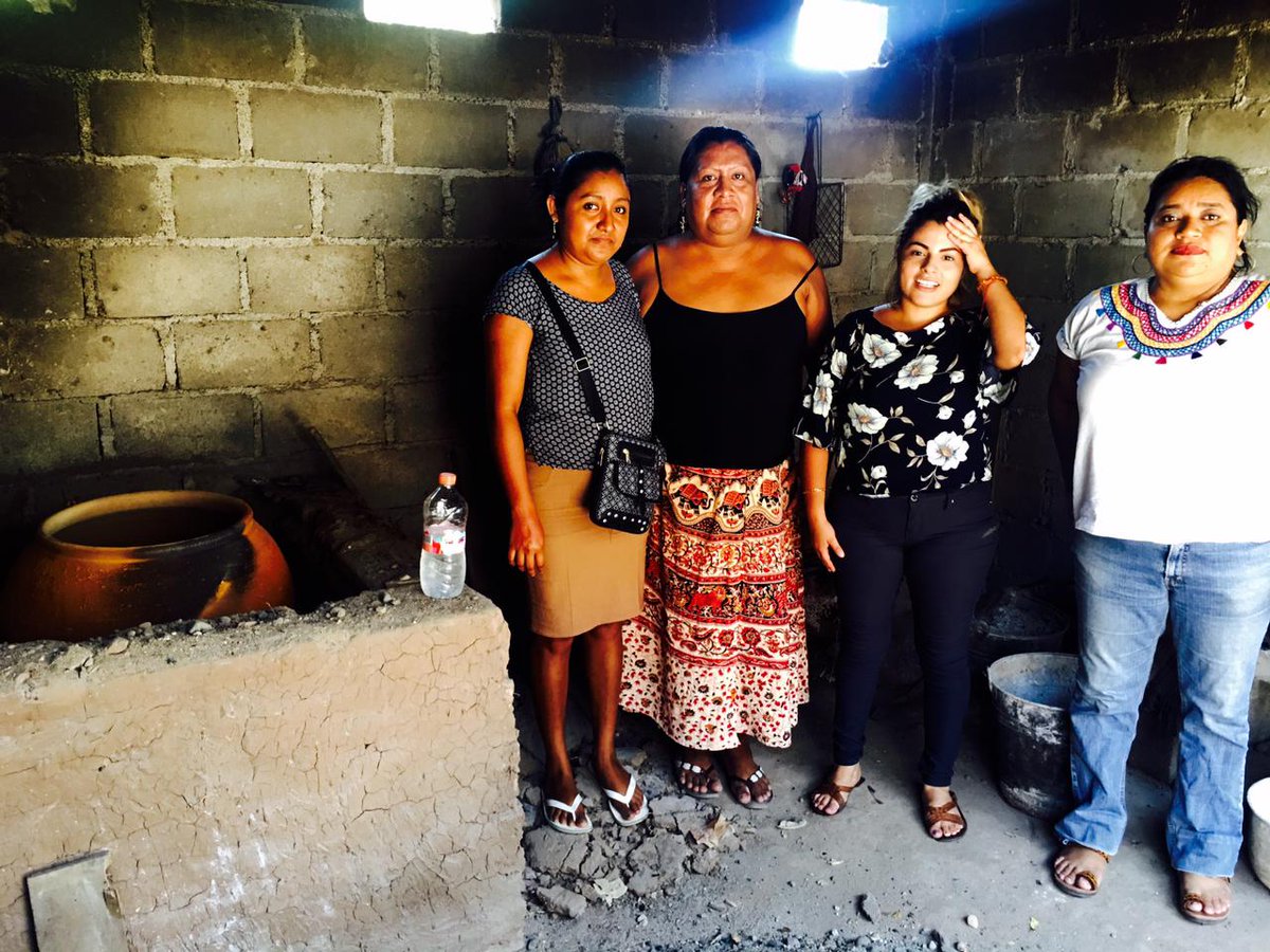 Grupo_Mujeres8M's tweet photo. En el Grupo de Mujeres 8 de Marzo A.C. continuamos caminando con Fuerza por Nuestras Mujeres de Juchitán... 
En esta ocasión entregamos láminas a mujeres Panaderas y ollas a las mujeres que realizan totopo y tortilla de horno.
#CaminandoConFuerzaPorJuchitan https://t.co/YsPAuUpJMf