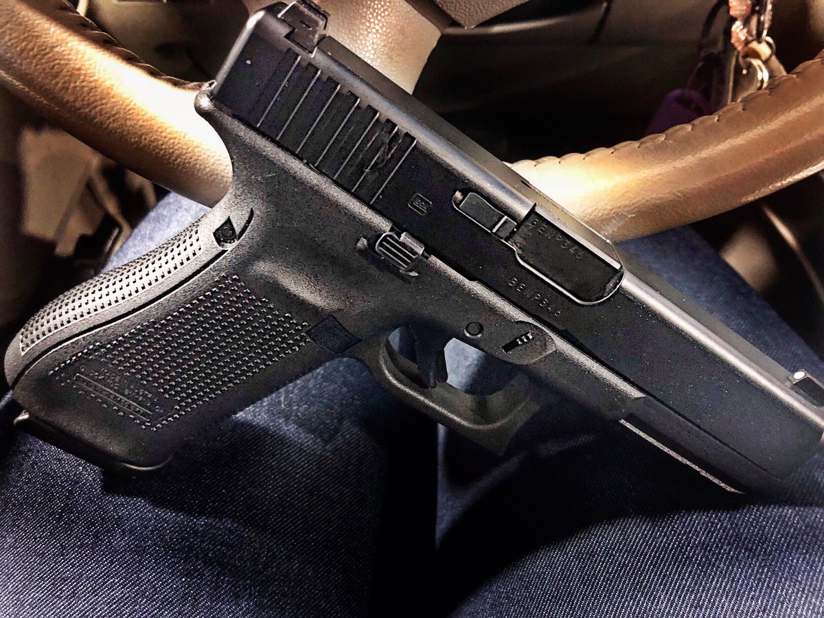 klhunter42's tweet image. So it snowed... again... today. But on the bright side I could carry my Glock 17 with my coat 😉
.
#forceoptions #glockporn #glock17 #glock #girlsthatshoot #womemwhocarry #guns #pewpew #pewpewlife #carryeverywhere #ccw #nra #glock #edc