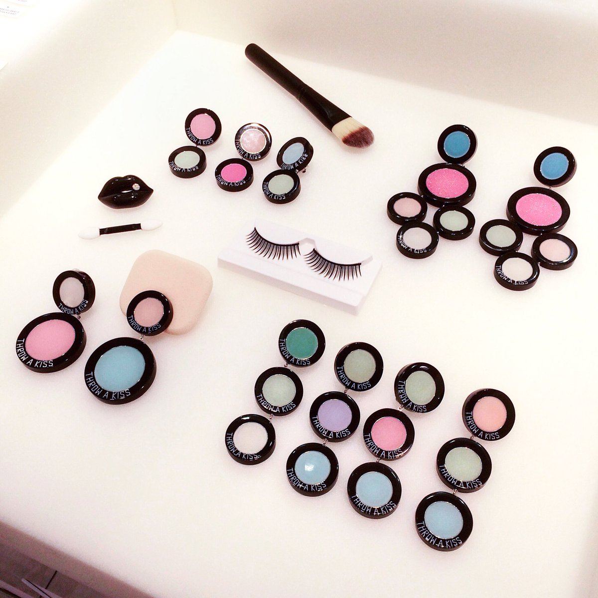 aokimusubi's tweet photo. 【POP UP SHOP】バタバタしてる間に最終日を迎えてしまいました。新色のリップグロス&アイシャドウイヤリングが大人気。本日20時まで。松屋銀座 1F アクセサリープロモーションスペース
#throwakiss #スローアキッス #松屋銀座 #matsuyaginza https://t.co/pwEUnv4yn7