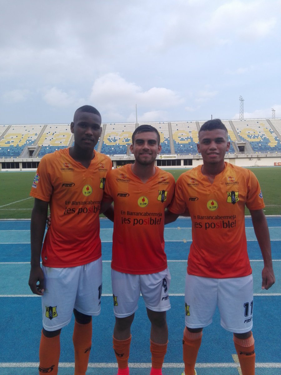 NasBeltran's tweet photo. ¡AURINEGROS IMPARABLES! 👏
Con goles de Moreno, Pereira y Saltarín @APetrolera venció 3x1 a Juventud del Cortijo por la fecha 5 de la #SCJ2018, van invictos, puntaje perfecto y líderes del grupo B. 
#VamosLosPibes ⚽💛 https://t.co/sT0pEEvRPZ