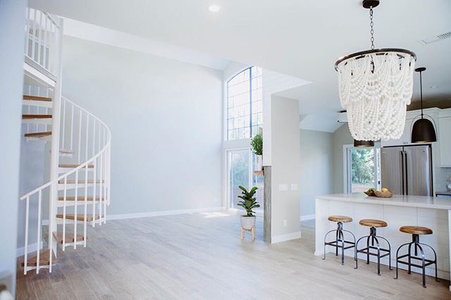 bungalow56ca's tweet photo. #ArubaBendProject • Can we talk about the dining + living room views in this home? Open, Bright, Simple 🙌🏼 • #Bungalow56
Design Build : @NicollsDesignBuild
Photo : @KristenVincentPhotography
.
.
.
.
.
.
.
.
#interiordesign #spiralstaircase #kitchende… https://t.co/n6GOS75fRt https://t.co/XiF4sktyaG