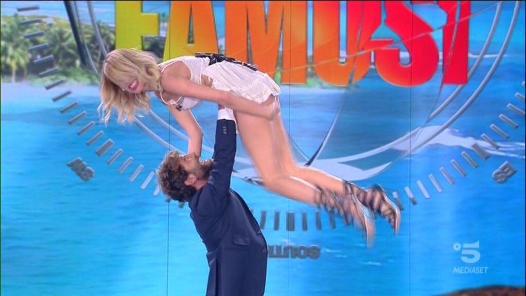 AntoM83's tweet photo. Trash che più trash non si può 
 #isola https://t.co/Myi5lR60Vm
