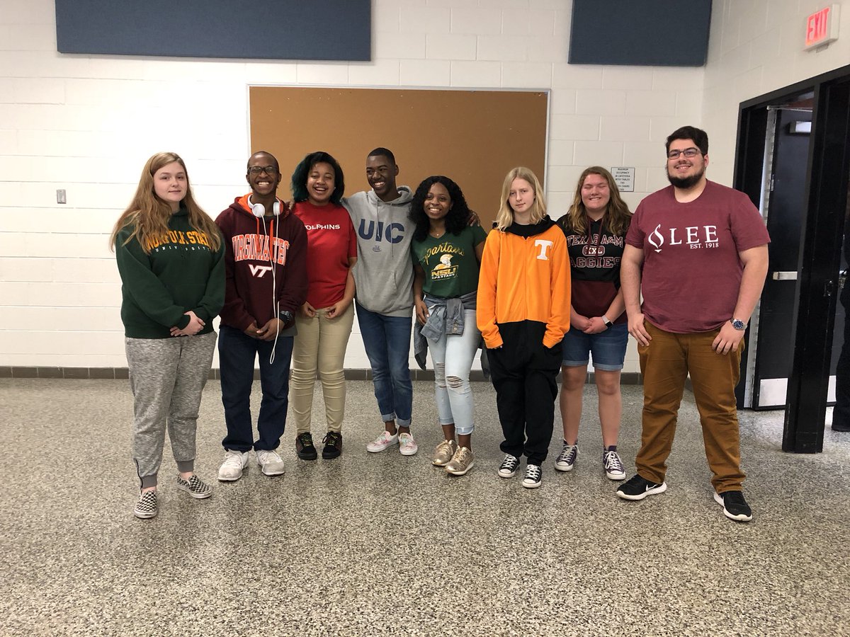 SalemSCA's tweet photo. Happy Spring Spirit Week SunDevils! Way to kick it off with College Day! Be sure to use #shssw18 to be featured on our social media. 🎓😎❤️🖤 https://t.co/h4Pr9p3Sk3