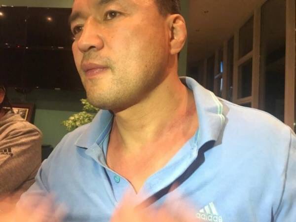 Өсөхөө Аварга энэ хүнтэй ярихгүйээ л гэсэн. Ойлгомжтойшт. Цолноос болж яалаа! Хөгийн аргаар 3 "давсан" хүн л дээ.
1. Попорсоор байгаад зүүнээ авсан
2. Амлаж аваад Цолыг нь дуудуулаагүй
3. Барилдах гэхэд нь тахимаа өгсөн