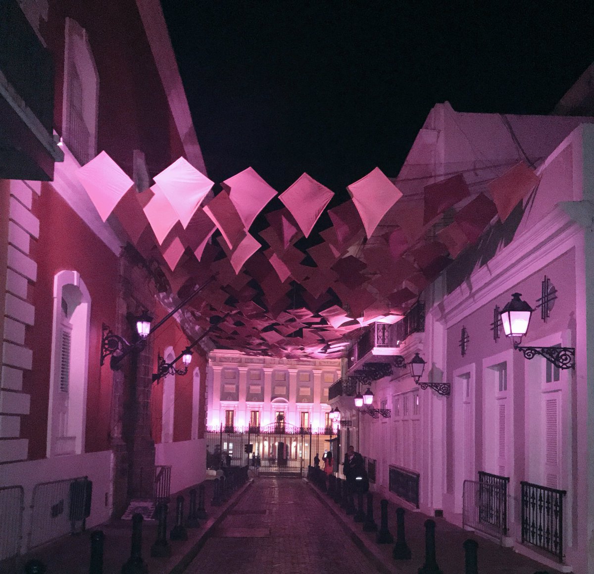 LaSataAzul's tweet photo. La vida es como un vuelo de chiringa... unas veces es color rosa y otras veces es multicolor... #VuelaAlto #Dreams https://t.co/6DukUFjRKT