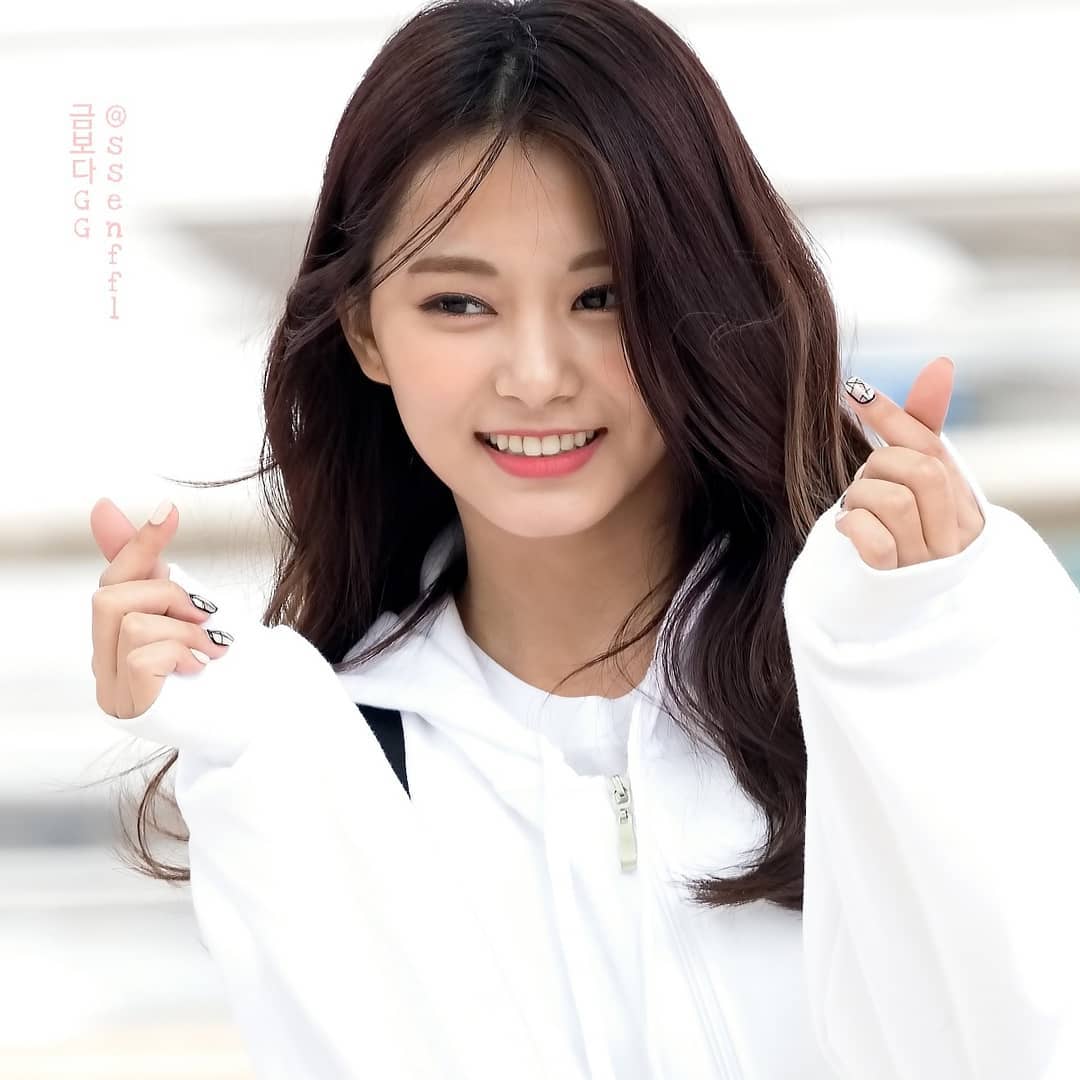 TZUYU_WORLD's tweet photo. [PIC] 180415 Incheon International Airport Departure for Kcon 2018 Japan
cr: ssenffl IG 🔗 https://t.co/KFRqC7Ukc3

#Tzuyu #쯔위 #子瑜 #ツウィ #Twice #트와이스 https://t.co/FDxQuQQUVA