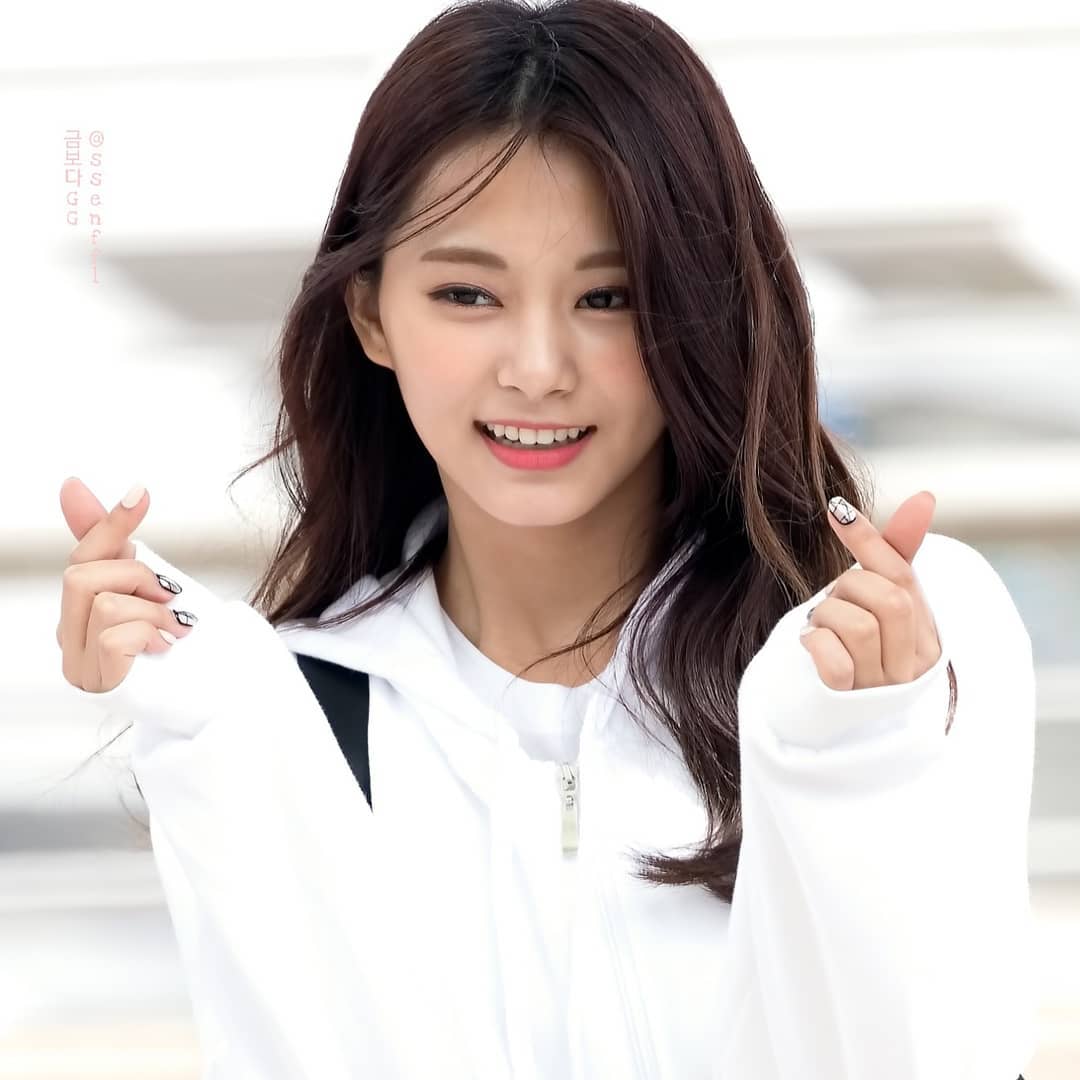 TZUYU_WORLD's tweet photo. [PIC] 180415 Incheon International Airport Departure for Kcon 2018 Japan
cr: ssenffl IG 🔗 https://t.co/KFRqC7Ukc3

#Tzuyu #쯔위 #子瑜 #ツウィ #Twice #트와이스 https://t.co/FDxQuQQUVA