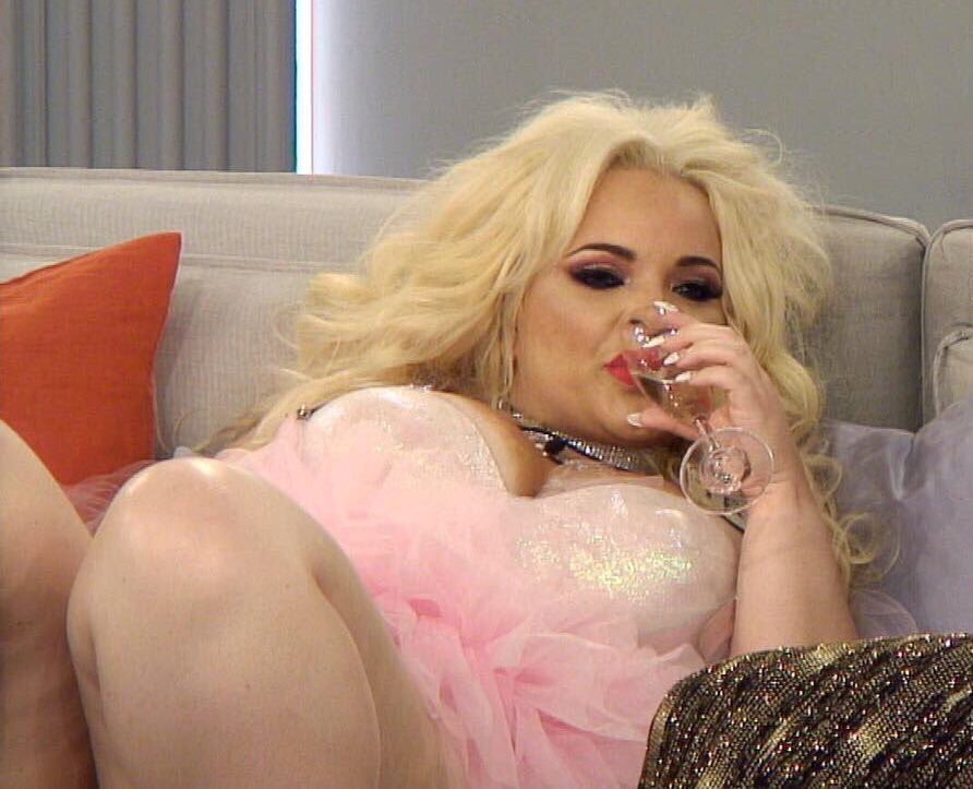 hoodopulence's tweet photo. When you’re the opinionated friend but you’re also trying your best to be supportive and let the ppl you love make their own choices even tho all of them are terrible https://t.co/1r8yJZ52Cx