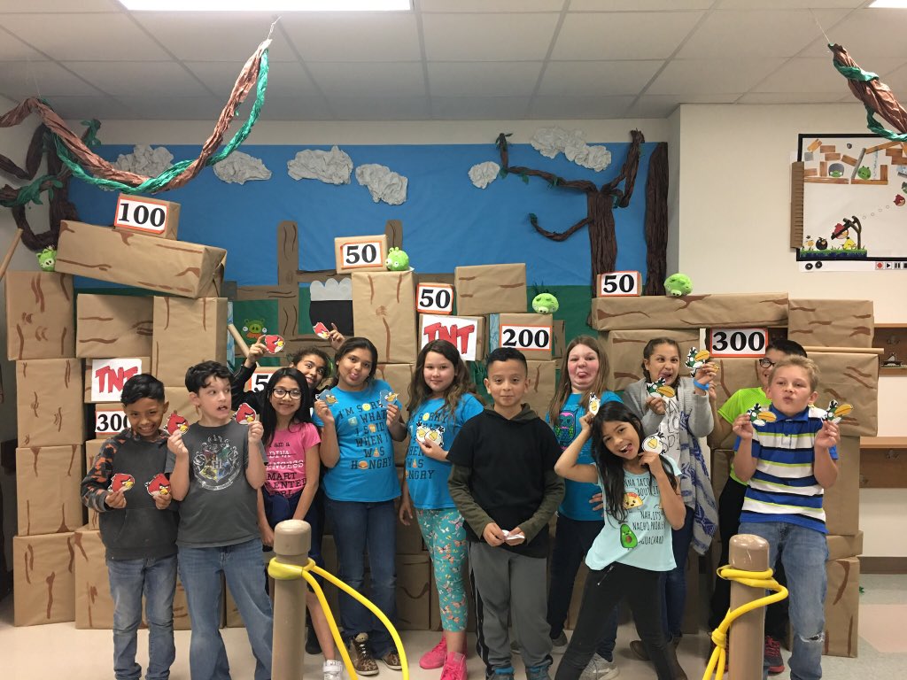 tuckertotsin106's tweet image. My Llamas got to help the angry birds today fight against the pigs! #llamasdoingwork #henriehawks #mesq4th #llamasarentangry #thethinkery