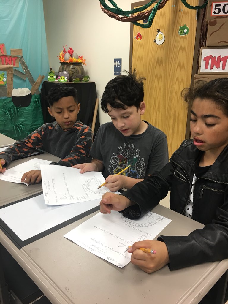 tuckertotsin106's tweet image. My Llamas got to help the angry birds today fight against the pigs! #llamasdoingwork #henriehawks #mesq4th #llamasarentangry #thethinkery