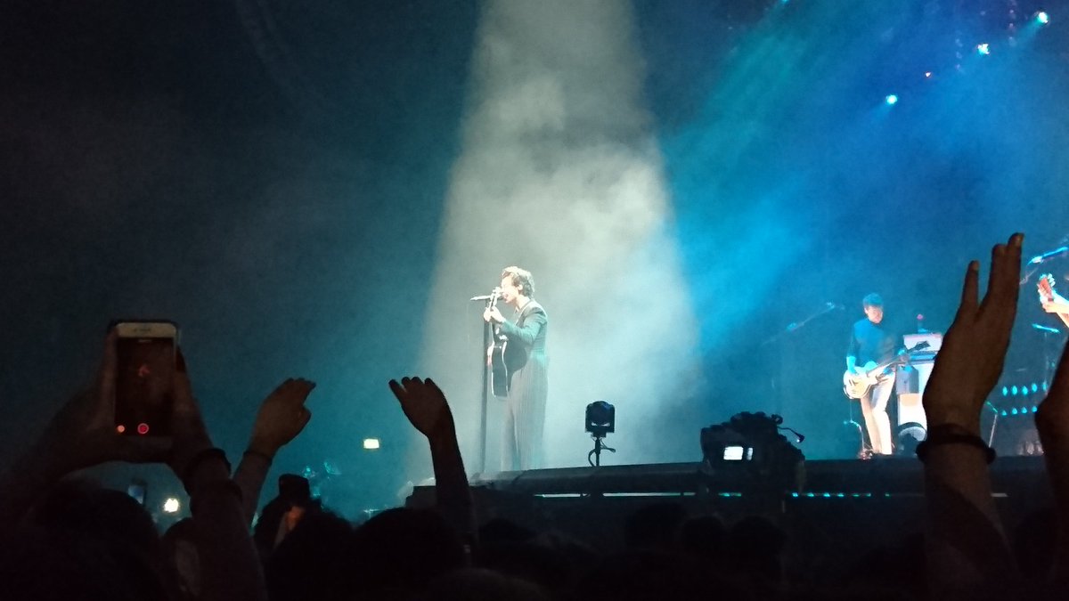 Nerdy_D's tweet photo. What a cutie Mr. @Harry_Styles is 😊 great show tonight at @3arenadublin https://t.co/Zf6eujohnM