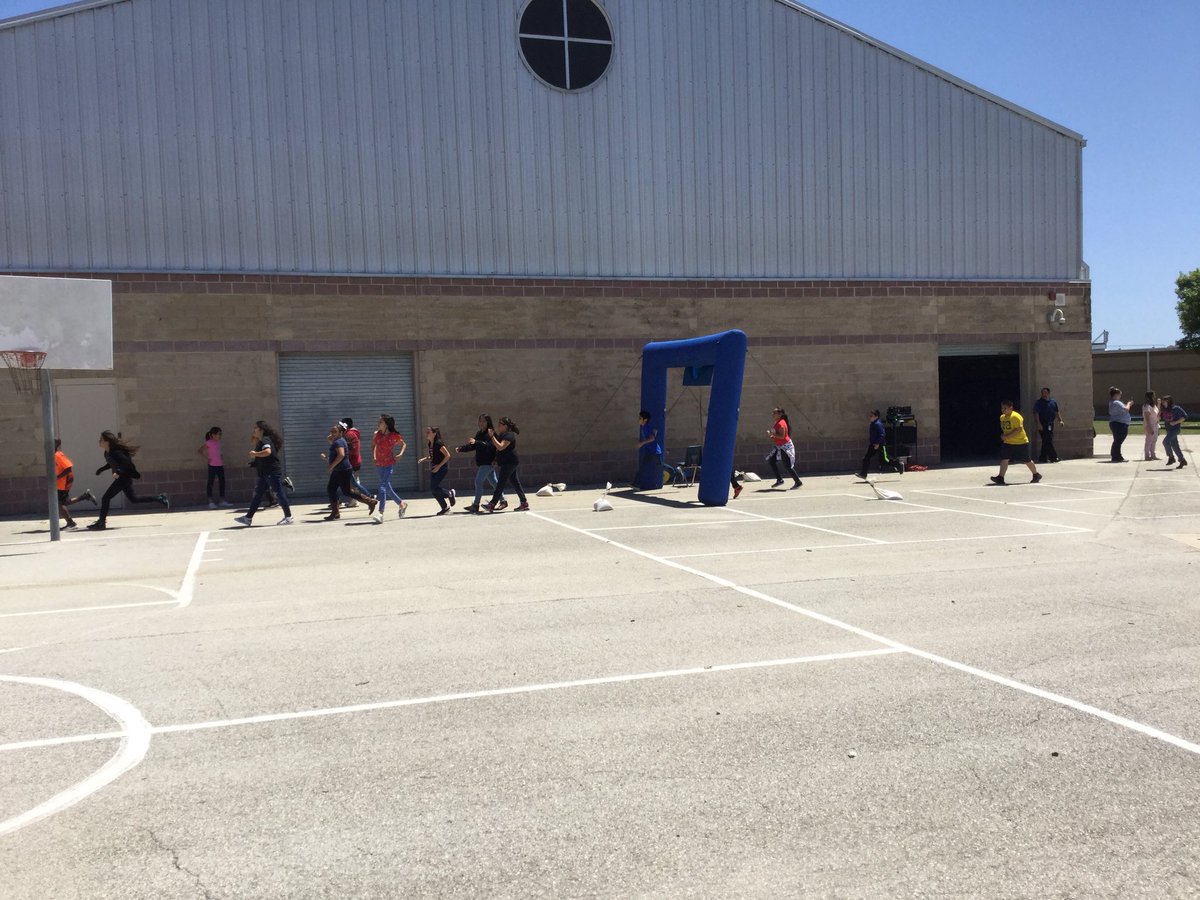 BethSpanton's tweet photo. First Michael Fun Run was a success!!🌟🏃‍♀️🏃‍♂️#MichaelInspired #NISDInspired https://t.co/AntIbZzxpT