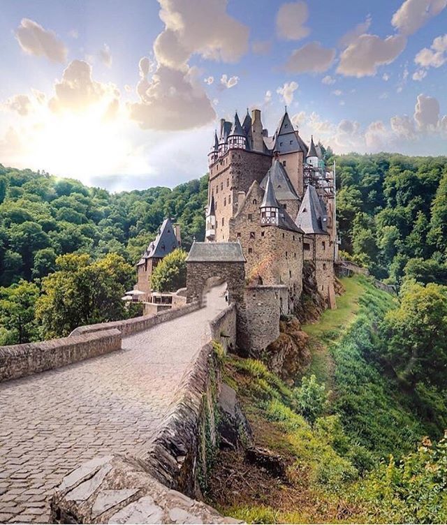 🏰 Can you believe that this place actually exists?
📍 Eltz Castle
🙏 Photo by @the_flyaway_girl
💨 Shared by @deutschlandmylove
💖 #deutschlandmylove #viatormundi
👑 You might also like @berlinmylove_ and <a href="/viatormundi/">yo</a>.io ift.tt/2HIjcOo
