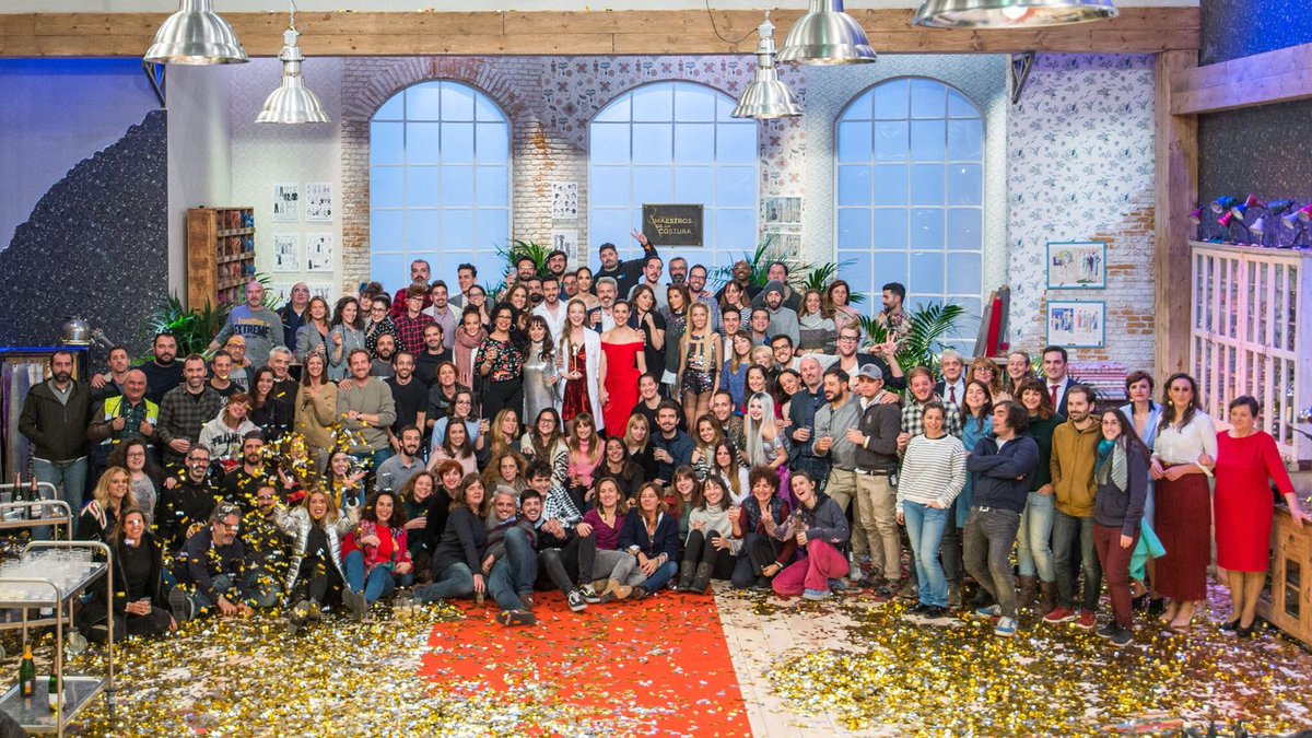 MaestrosCostura's tweet photo. ¡GRACIAS a toda la familia de #MaestrosDeLaCostura que hace posible el programa trabajando delante/detrás de las cámaras! 🎉 https://t.co/n8bDettnEX