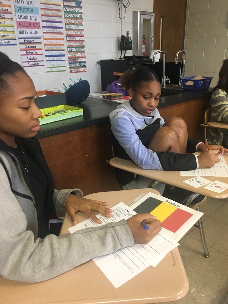 CThomasBiology's tweet photo. The Royal Blight!  Simulating sex-linked inheritance #sexlinkedtrait #biologyclass @WestoverHS https://t.co/B7L0UUYgA1