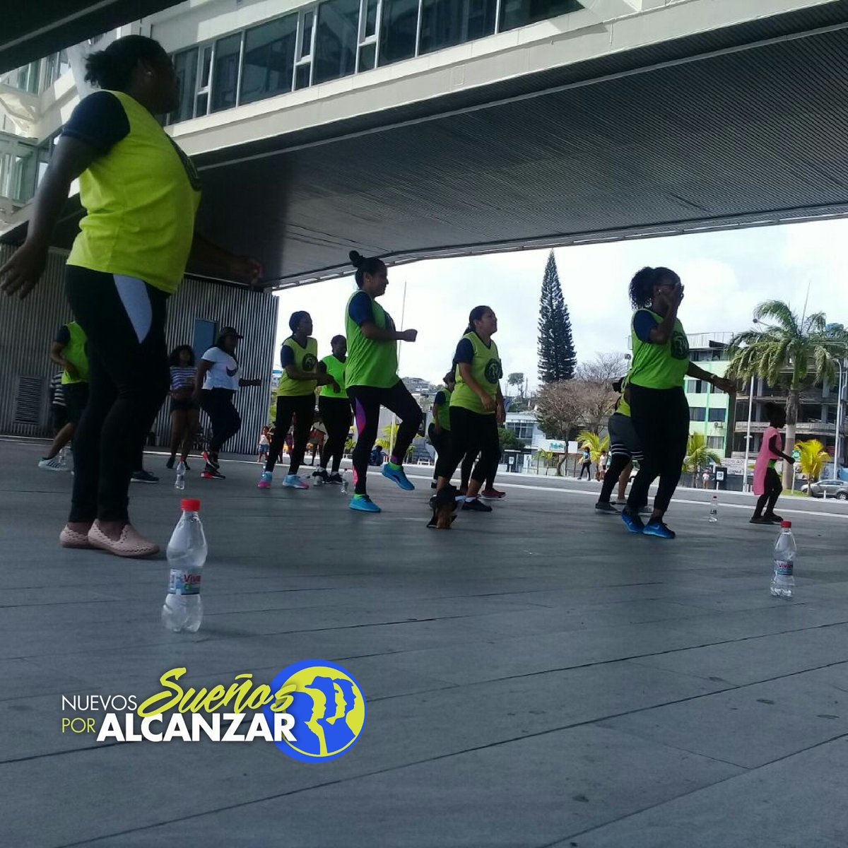 CamGeneracional's tweet photo. #CambioGeneracional #Esmeraldas siempre activos con #ActitudYCorazón, la salud es fundamental para tener una vida plena, por ello en esta provincia nuestros compañeros promueven la actividad física, realizaron bailoterapia con la comunidad en el malecón escénico Las Palmas https://t.co/5eTwzF1Zl6