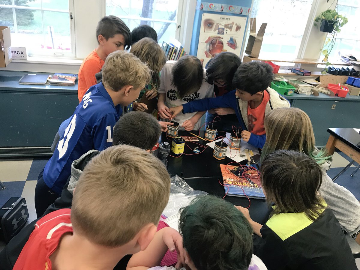 MsKaylaTaylor's tweet photo. Our classes had a blast experimenting with circuits today! 🔋🔌💥 Ready for day 2 of electrical conductivity tomorrow😎👌🏼 https://t.co/X6iqxsBZY0