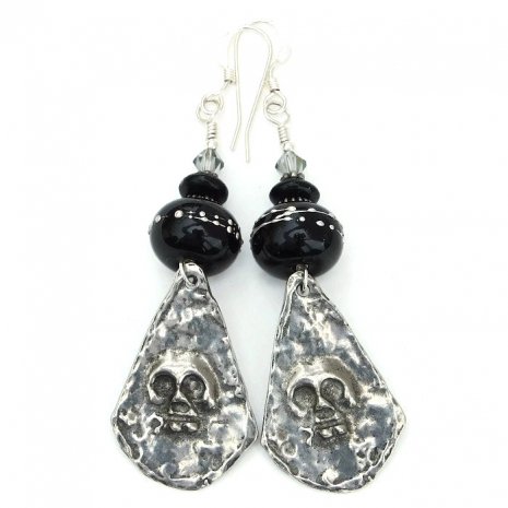 ShadowDogDesign's tweet photo. Love #skull #jewelry? These #goth inspired #earrings are perfect for everyday wear! https://t.co/AJKGklLMIo #handmade #Indiemade #SkullEarrings #SkullJewelry https://t.co/7s9cpsnW9m