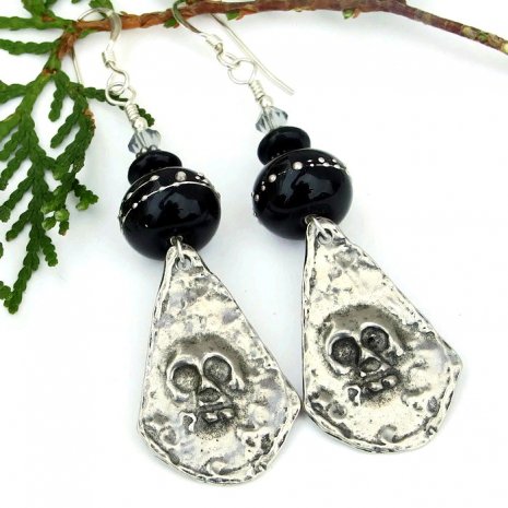 ShadowDogDesign's tweet photo. Love #skull #jewelry? These #goth inspired #earrings are perfect for everyday wear! https://t.co/AJKGklLMIo #handmade #Indiemade #SkullEarrings #SkullJewelry https://t.co/7s9cpsnW9m