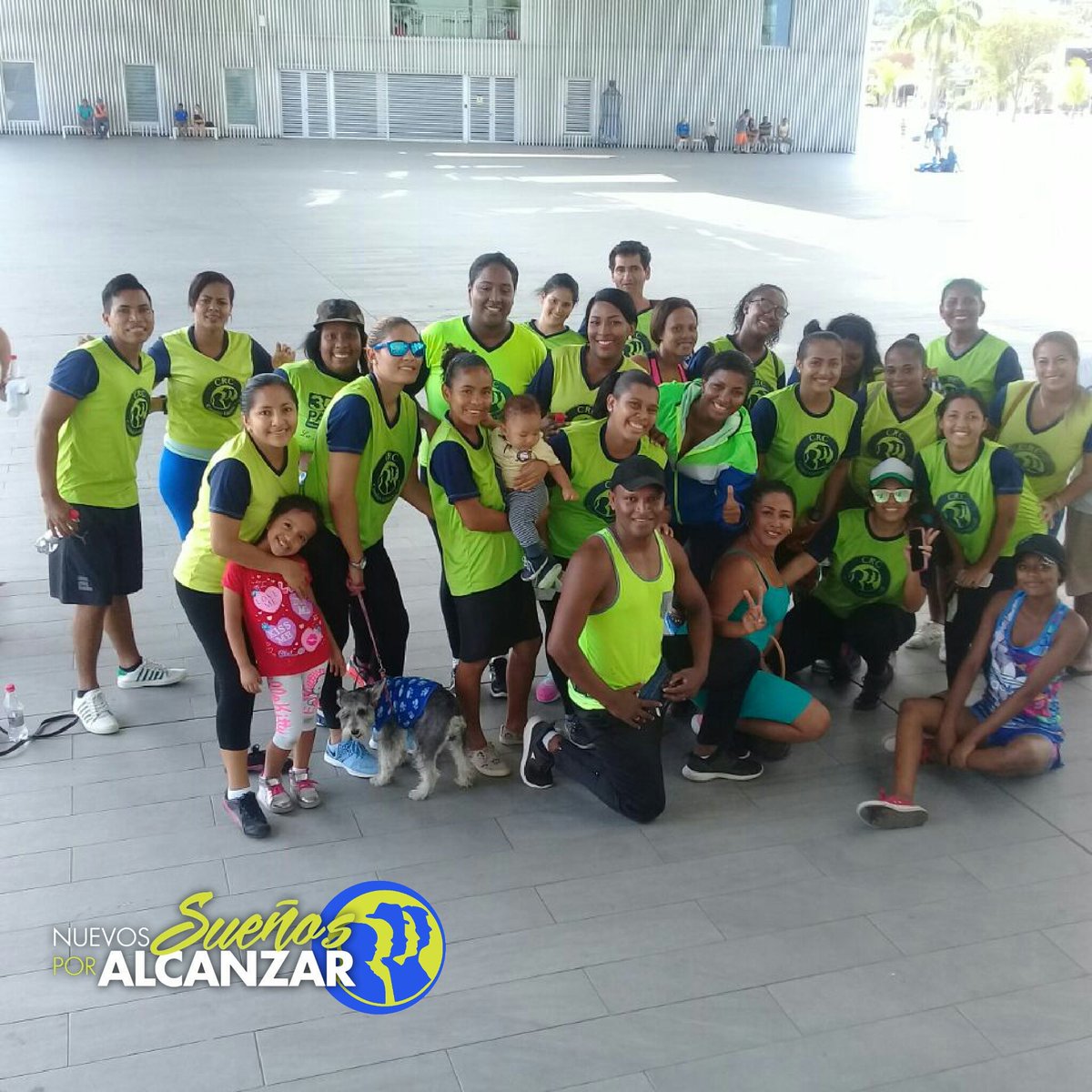 CamGeneracional's tweet photo. #CambioGeneracional #Esmeraldas siempre activos con #ActitudYCorazón, la salud es fundamental para tener una vida plena, por ello en esta provincia nuestros compañeros promueven la actividad física, realizaron bailoterapia con la comunidad en el malecón escénico Las Palmas https://t.co/5eTwzF1Zl6