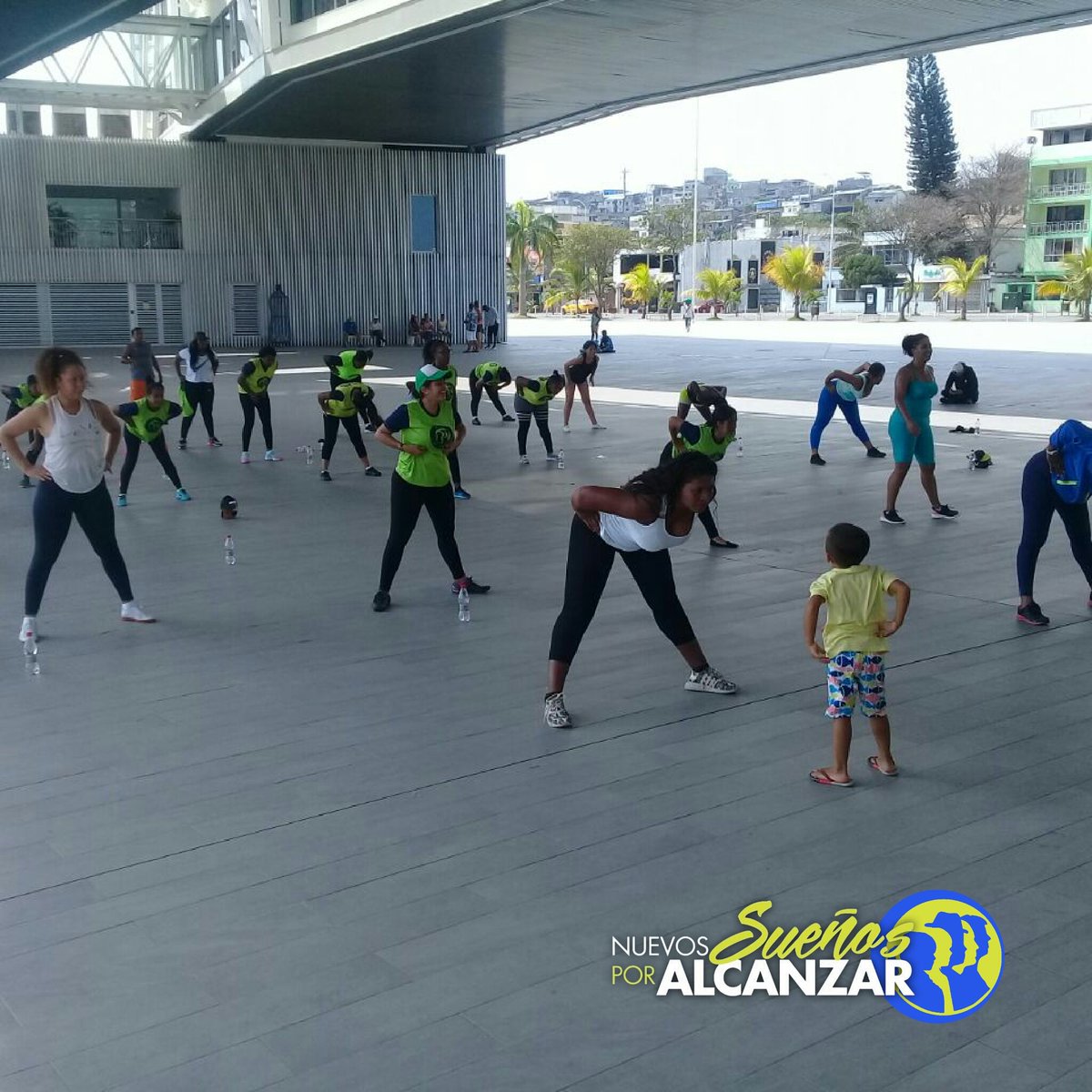 CamGeneracional's tweet photo. #CambioGeneracional #Esmeraldas siempre activos con #ActitudYCorazón, la salud es fundamental para tener una vida plena, por ello en esta provincia nuestros compañeros promueven la actividad física, realizaron bailoterapia con la comunidad en el malecón escénico Las Palmas https://t.co/5eTwzF1Zl6