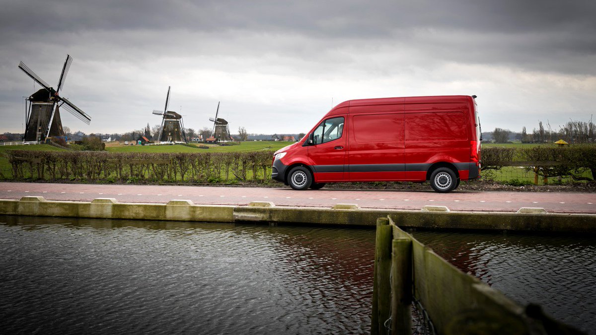 DaimlerTruck's tweet photo. This is not just a new large van! With it’s path-breaking technologies such as #MercedesPRO, #MBUX, innovative assistance systems, modern design and 1.700 variants, the #newSprinter remains the benchmark in its segment. https://t.co/LJk9DyQUy7 #Daimler #MercedesBenz https://t.co/7NxFIGYFGn