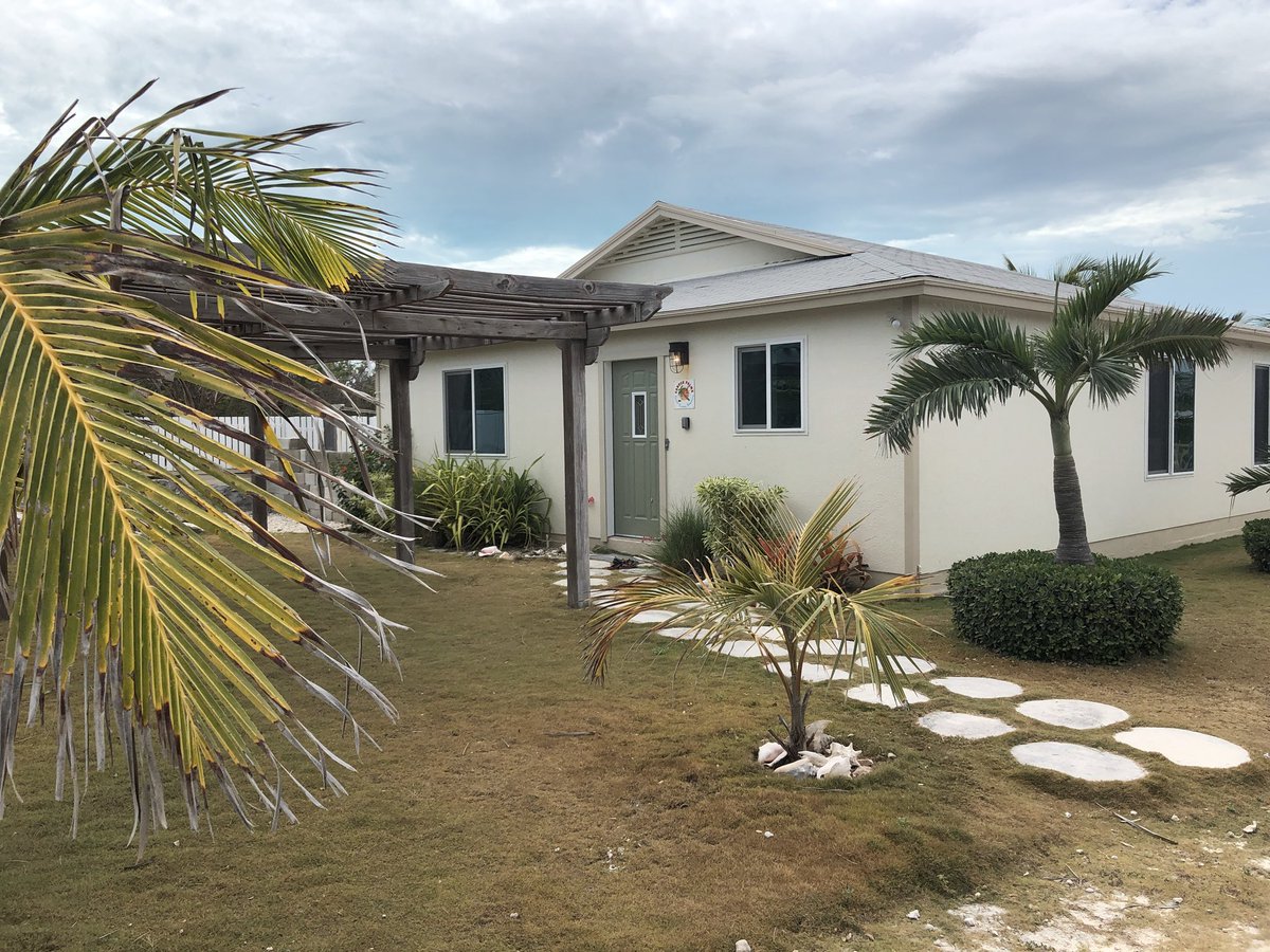 TheExumaDream's tweet photo. Always good to pass by great little hideaways in #Exuma @CanuckPalms @Airbnb /www.canuckpalms.ca/ https://t.co/KJz1vgaMWR